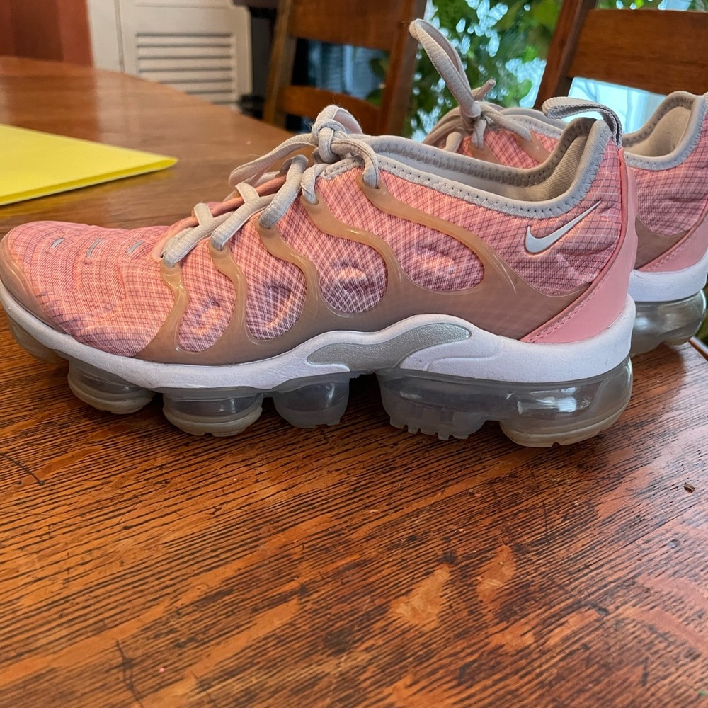 Nike Air VaporMax Plus in Pink and White